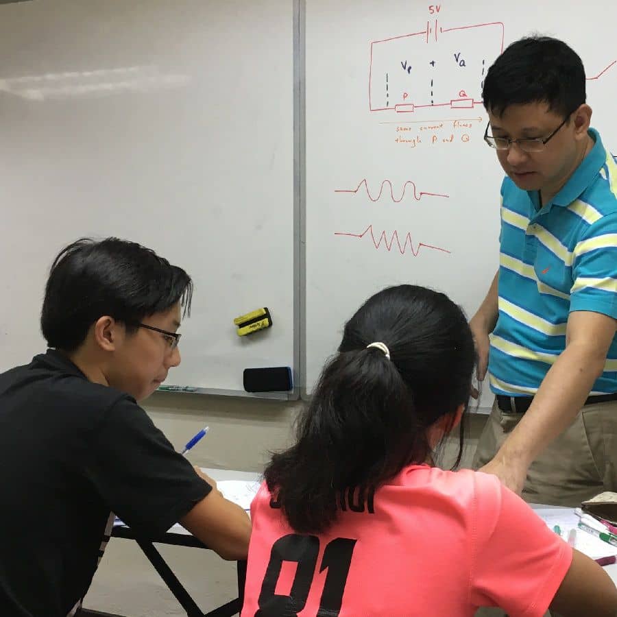 Physics tutor guiding students in understanding Physics concept