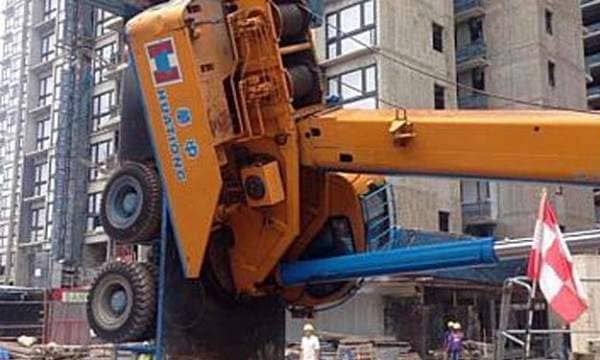 Crane becomes unstable and toppled on lorry